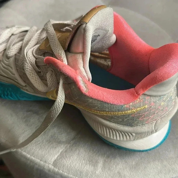 Kyrie N7 size 4 kids - Picture 3 of 4